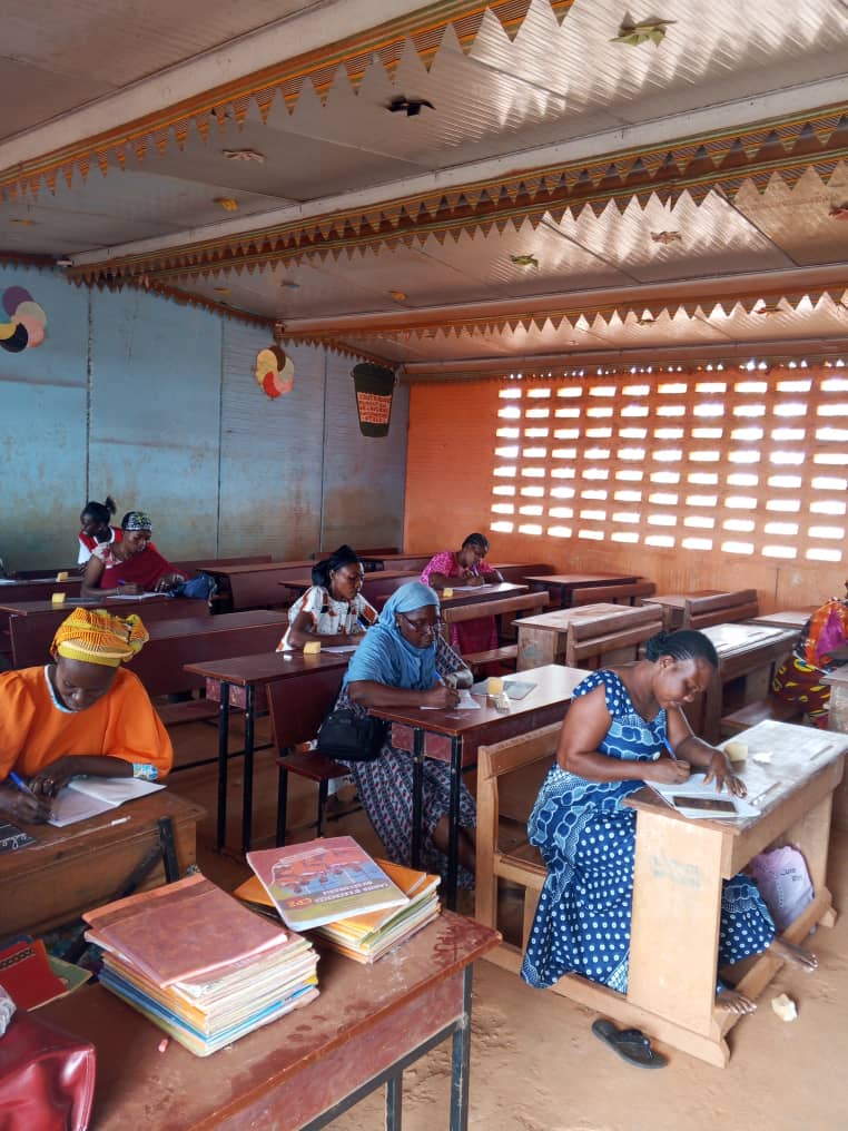 Cours d'alphabétisation à Digboué - Photo 3