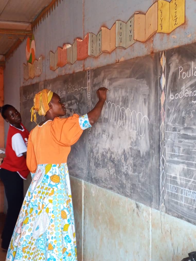 Cours d'alphabétisation à Digboué - Photo 4