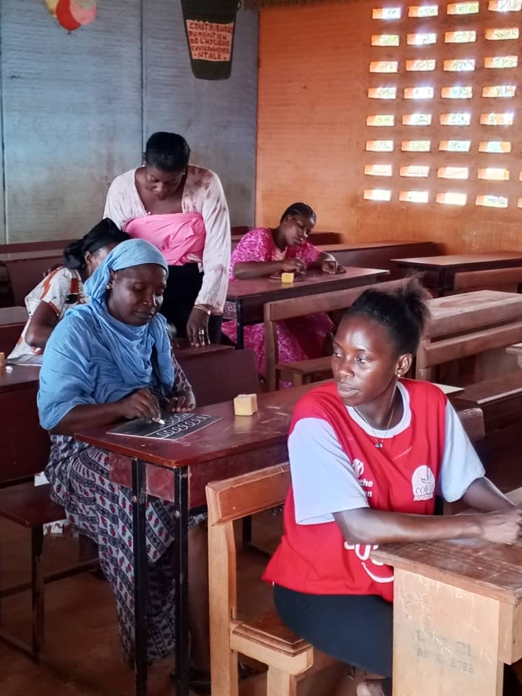 Cours d'alphabétisation à Digboué - Photo 8