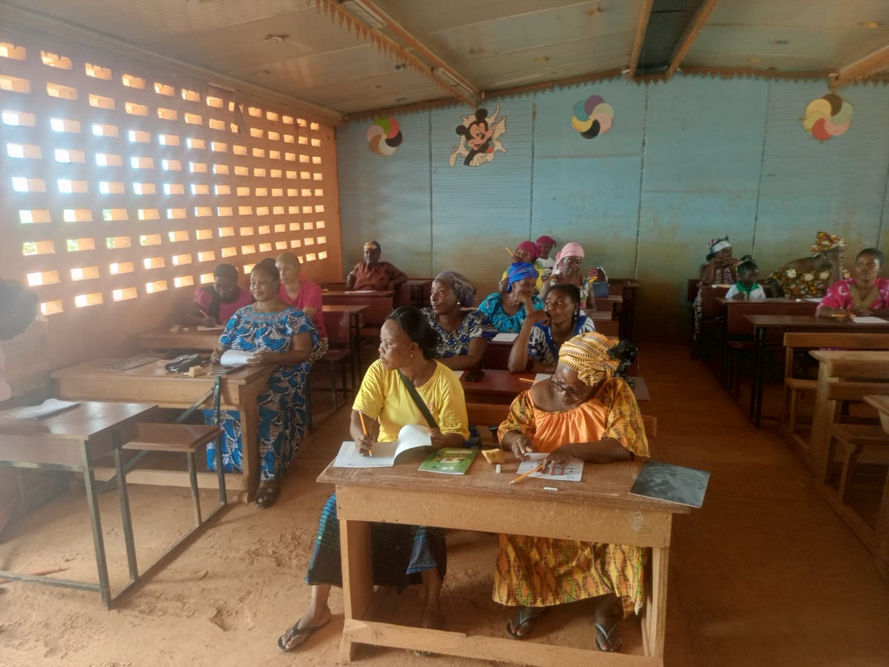 Femmes attentives pendant le cours de mathématiques - Juin 2026