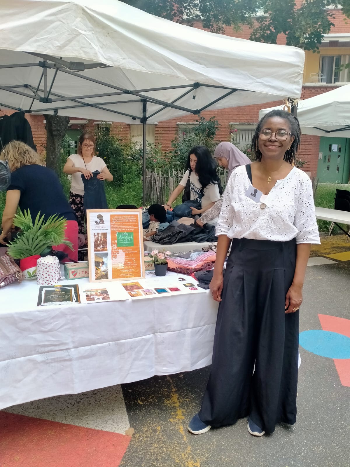 Une bénévole devant la table du stand d'information
