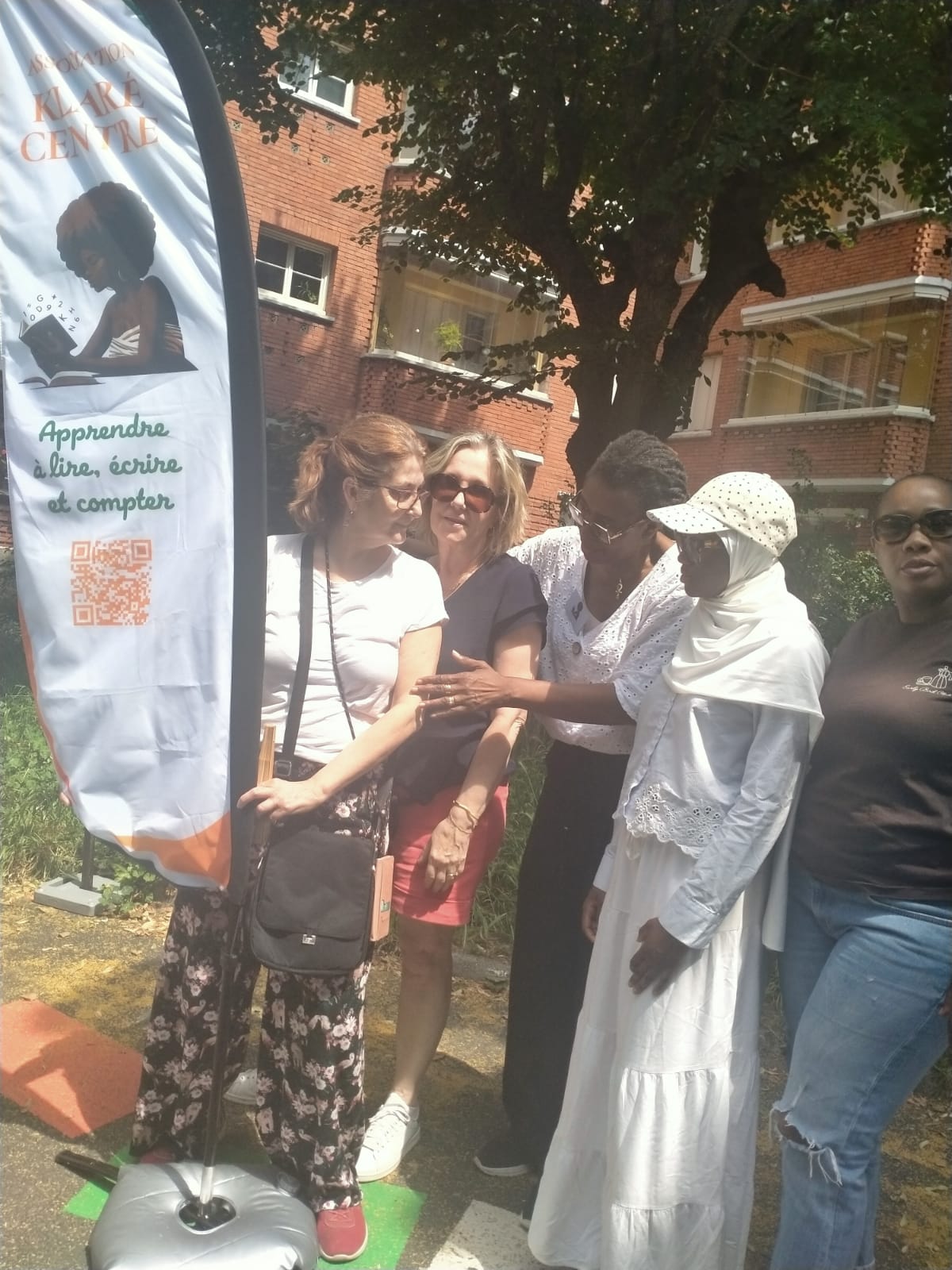Groupe de bénévoles enthousiastes réunies sous le soleil gervaisien