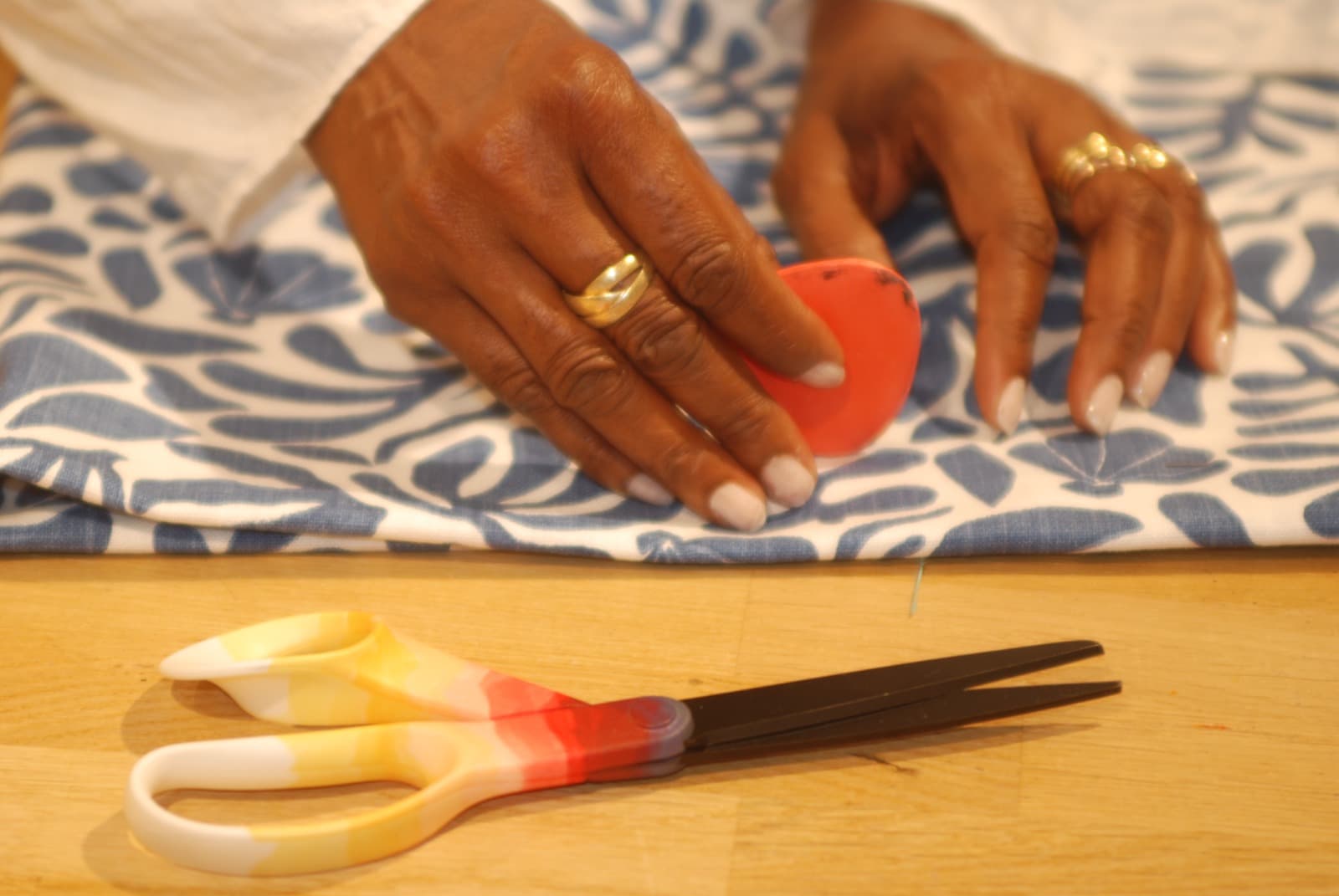 Mains d'une bénévole traçant sur du tissu