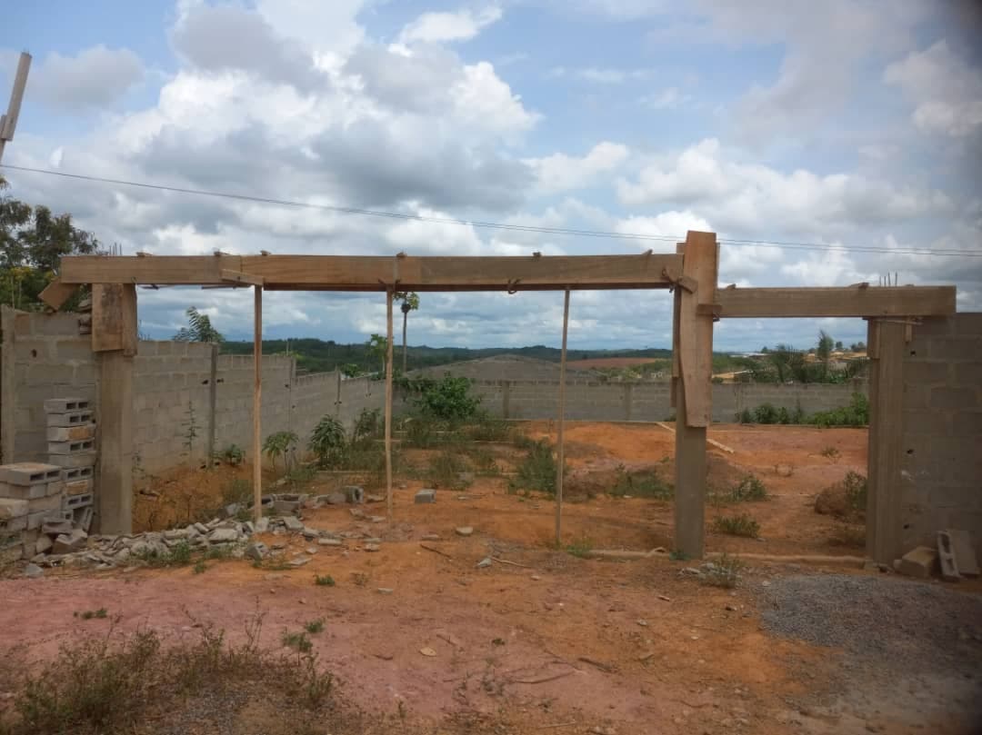 Vue rapprochée d'une zone délimitée du chantier avec les premiers matériaux et structures au sol