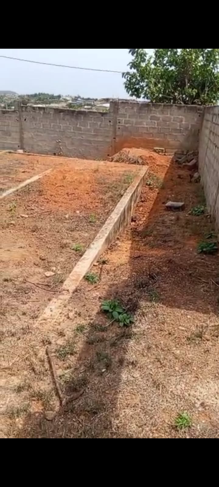 Détail des fondations en béton et des structures métalliques qui sortent de terre