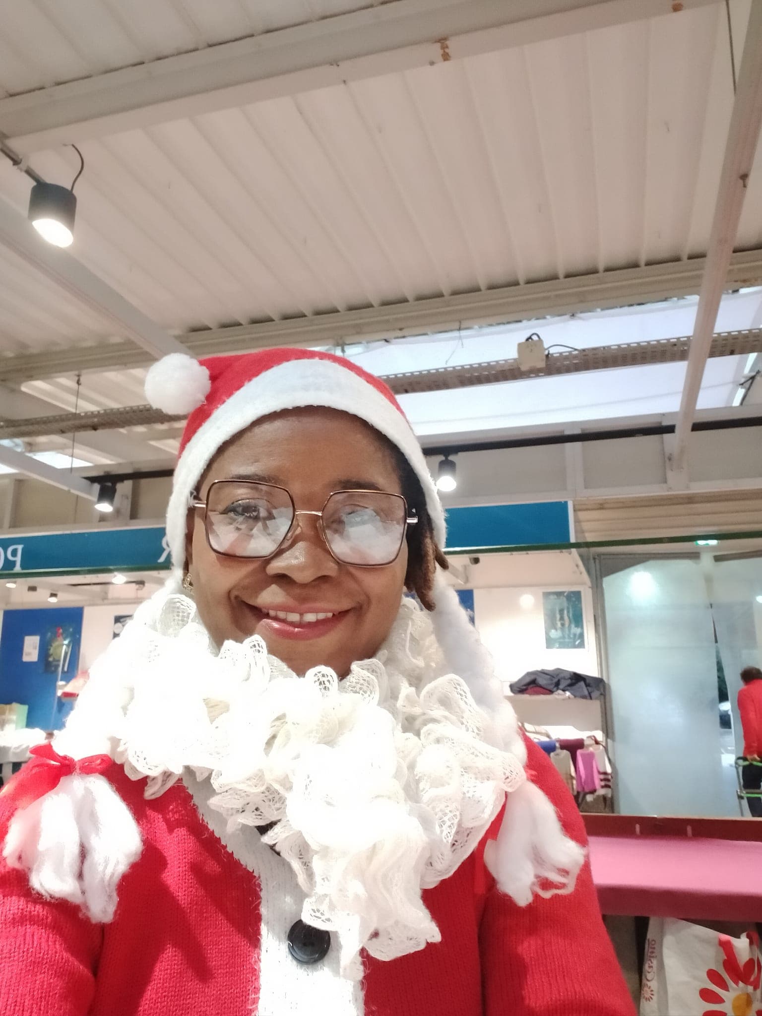 Bénévole en bonnet de père Noël