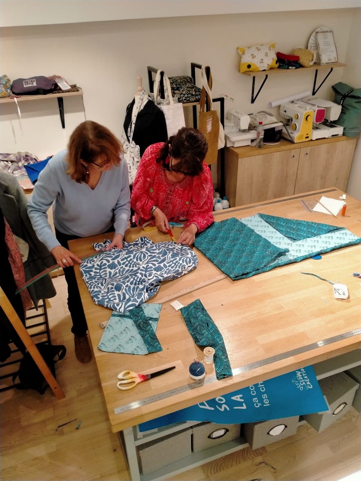 Bénévoles découpant du tissu