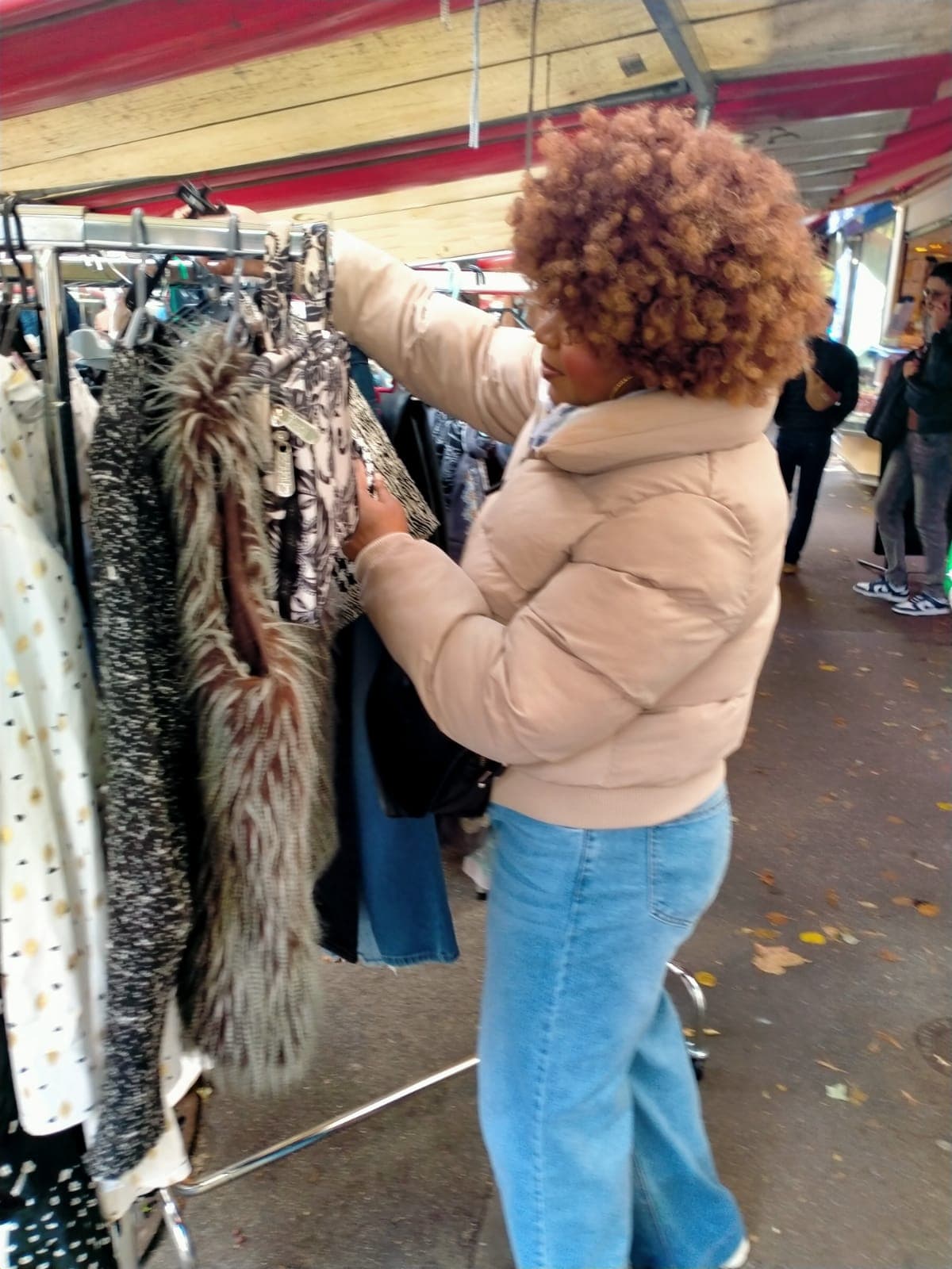 Bénévole regardant les vêtements sur un portant